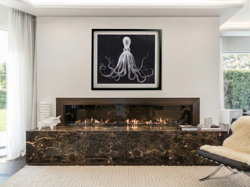 Diese Cheminéeanlage integriert sich harmonisch in den modernen Wohnraum. Die Verkleidung aus dunklem Naturstein verleiht der Feuerstelle eine edle Optik, während das grosszügige Sichtfenster den Blick auf das Flammenspiel freigibt. Die Anlage wurde individuell geplant und handwerklich präzise umgesetzt.